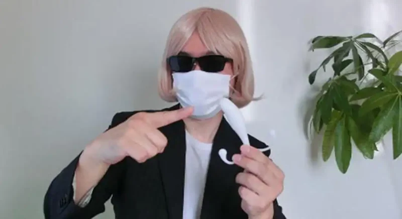 アネロスMGXを手に持つ運営者の写真