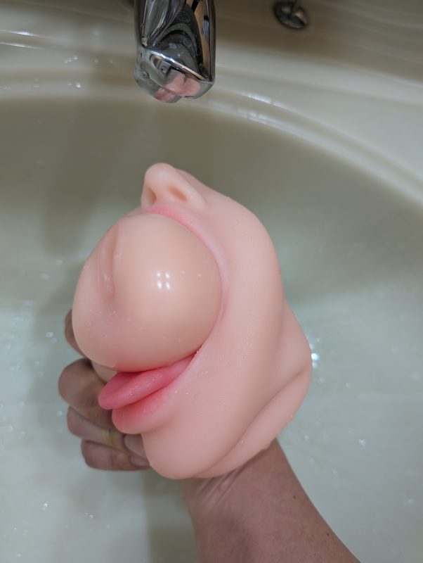 ホール部分を裏返して洗浄している様子